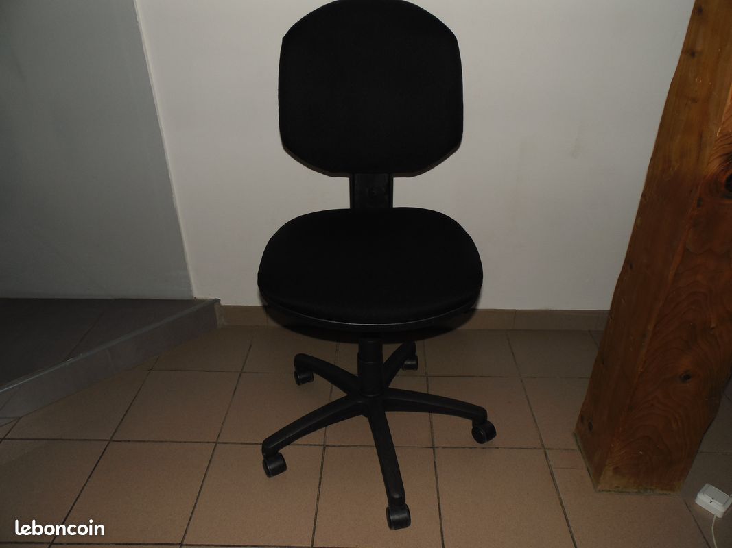 Chaise de bureau , noire , bon confort pas d usure - 1