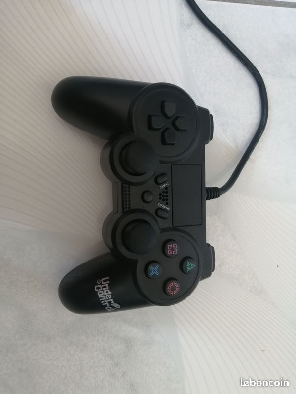 Manette filaire Noire Under Control pour PS4 - 1