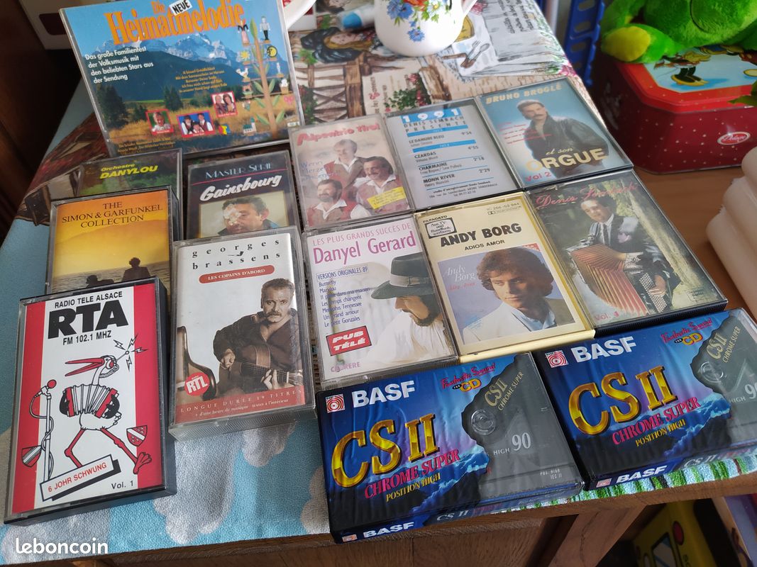 Lot cassettes audio et un cd - 1