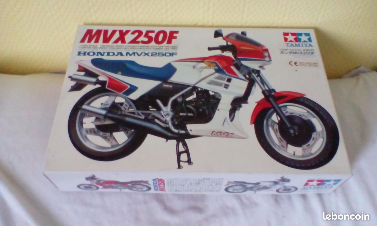 Maquette moto Tamiya Honda MVX 250 F - 1