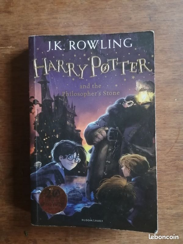 Livre HARRY POTTER AND THE PHILOSOPHER'S STONE en anglais 20 years of Harry Potter magic/ Blowsbury - 1