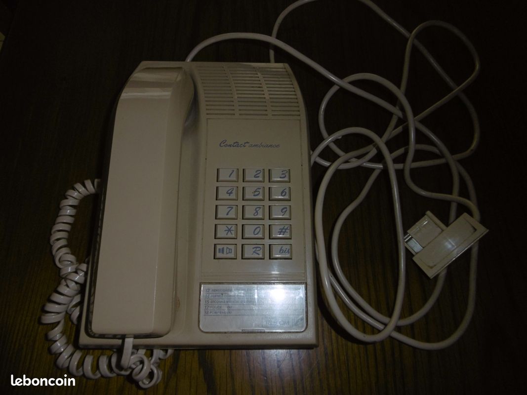 Téléphone ancien à touches - 1