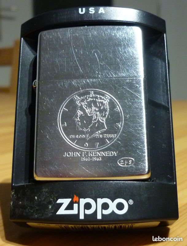 Véritable briquet ZIPPO " JOHN KENNEDY " datant de Janvier 1993 - 1