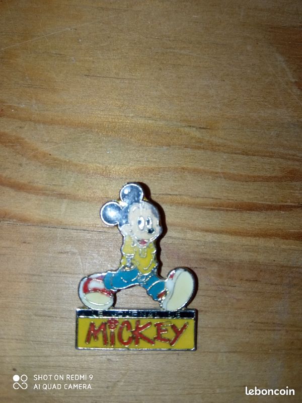 Pin's ancien le journal de Mickey - 1